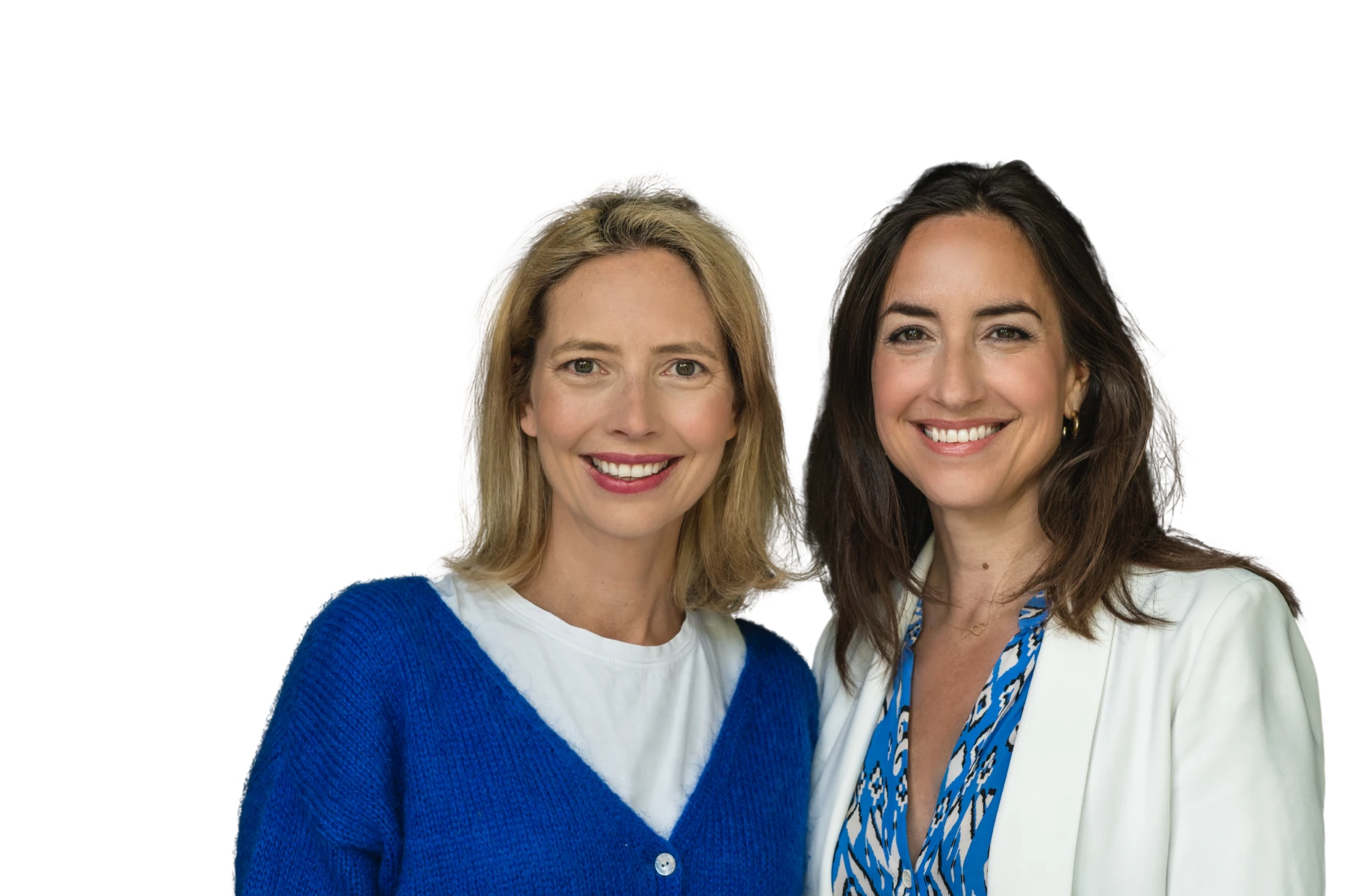 Freisteller-Porträt von Nadine Bartenschlager und Catherine Niebuhr (CAN), dem CMO-Tandem für NIVEA Deutschland & Schweiz bei Beiersdorf. Zwei Frauen stehen nebeneinander und lächeln in die Kamera; links blonde Haare und blauer Cardigan über weißem Shirt, rechts dunkle Haare, weißer Blazer und blau gemustertes Oberteil. Hintergrund freigestellt (transparent/neutral).