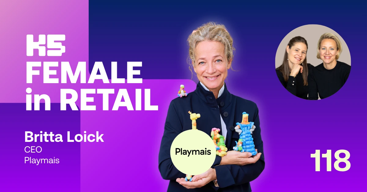 Podcast-Cover der FEMALE-in-RETAIL-Folge 118 mit Britta Loick, CEO von Playmais, vor pink-blauem Farbverlauf. Links das K5-Female-in-Retail-Logo mit Titel. Rechts gro&szlig; das Portr&auml;t von Britta Loick, die mehrere bunte Playmais-Figuren in den H&auml;nden h&auml;lt. Oben rechts rundes Bild der Moderatorinnen. Unten rechts die Episodennummer &bdquo;118&ldquo;.