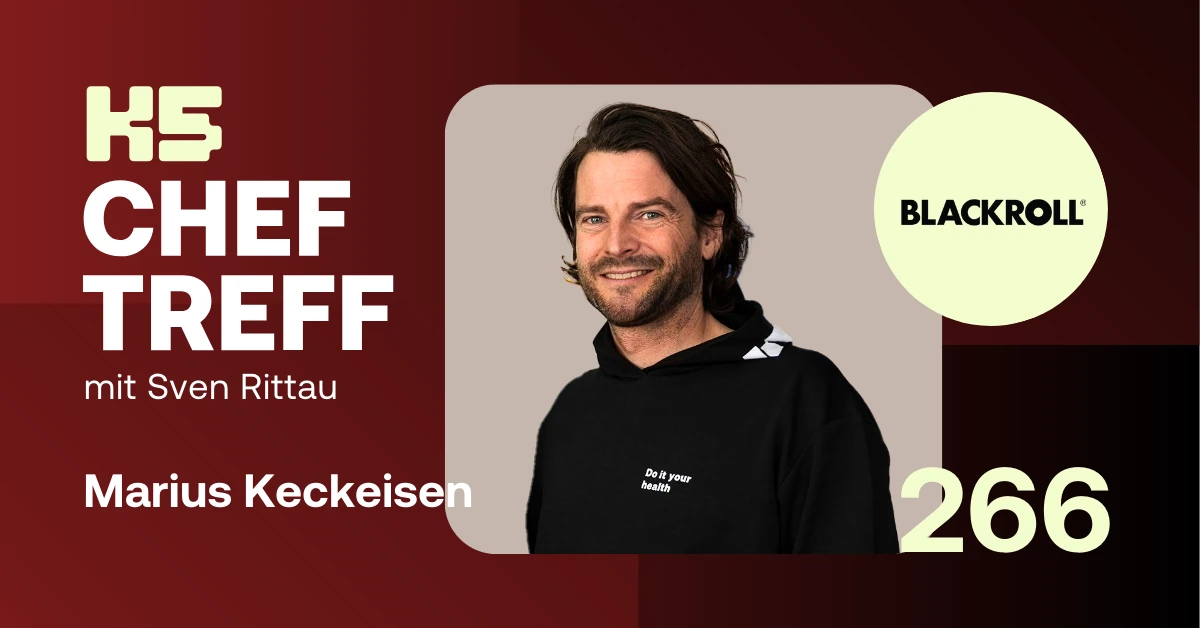 Podcast-Cover von K5 CHEF TREFF Episode 266 mit Marius Keckeisen, Chief Innovation Officer und Mitgr&uuml;nder von BLACKROLL, mit dunklen mittellangen Haaren in schwarzem Hoodie mit "Do it your health"-Schriftzug vor beigem Hintergrund. Links roter Bereich mit Podcast-Logo, rechts das BLACKROLL-Logo.