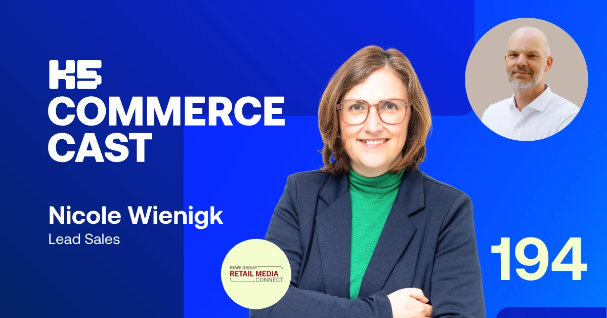 Podcast-Cover von K5 COMMERCE CAST Episode 194 vor k&ouml;nigsblauem Hintergrund mit Nicole Wienigk, Lead Sales bei REWE Group Retail Media Connect, mit Brille und braunen Haaren in gr&uuml;nem Rollkragenpullover und dunklem Blazer. Rechts oben Host Marcel Brind&ouml;pke im Kreis, mittig das REWE Group Retail Media Connect-Logo.