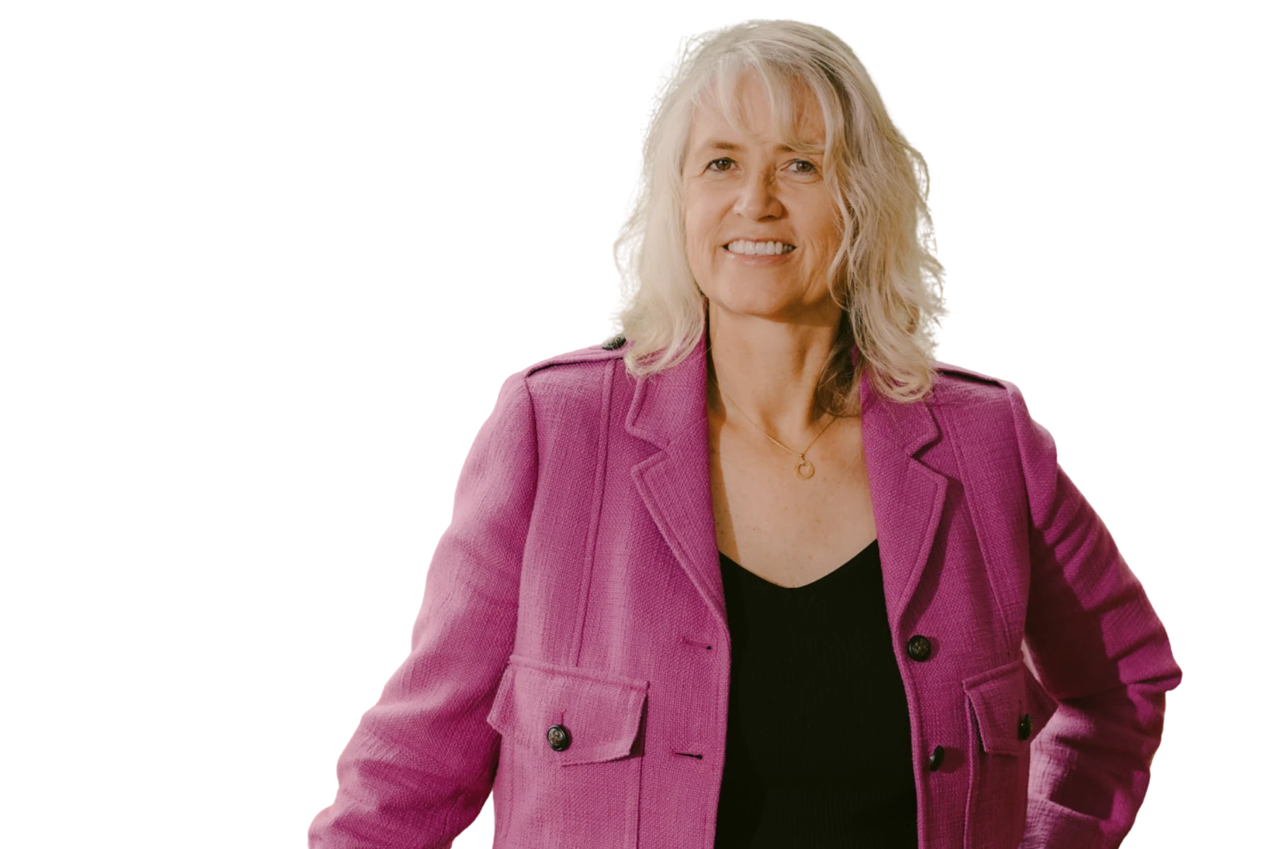Freigestelltes Porträt von Sonja Balodis, CEO von Schiesser. Sie trägt einen pinken Blazer über einem schwarzen Top und lächelt in die Kamera. Das Bild zeigt Sonja Balodis vor transparentem Hintergrund und wird im Kontext der Podcastfolge K5 Female in Retail Episode 129 verwendet.