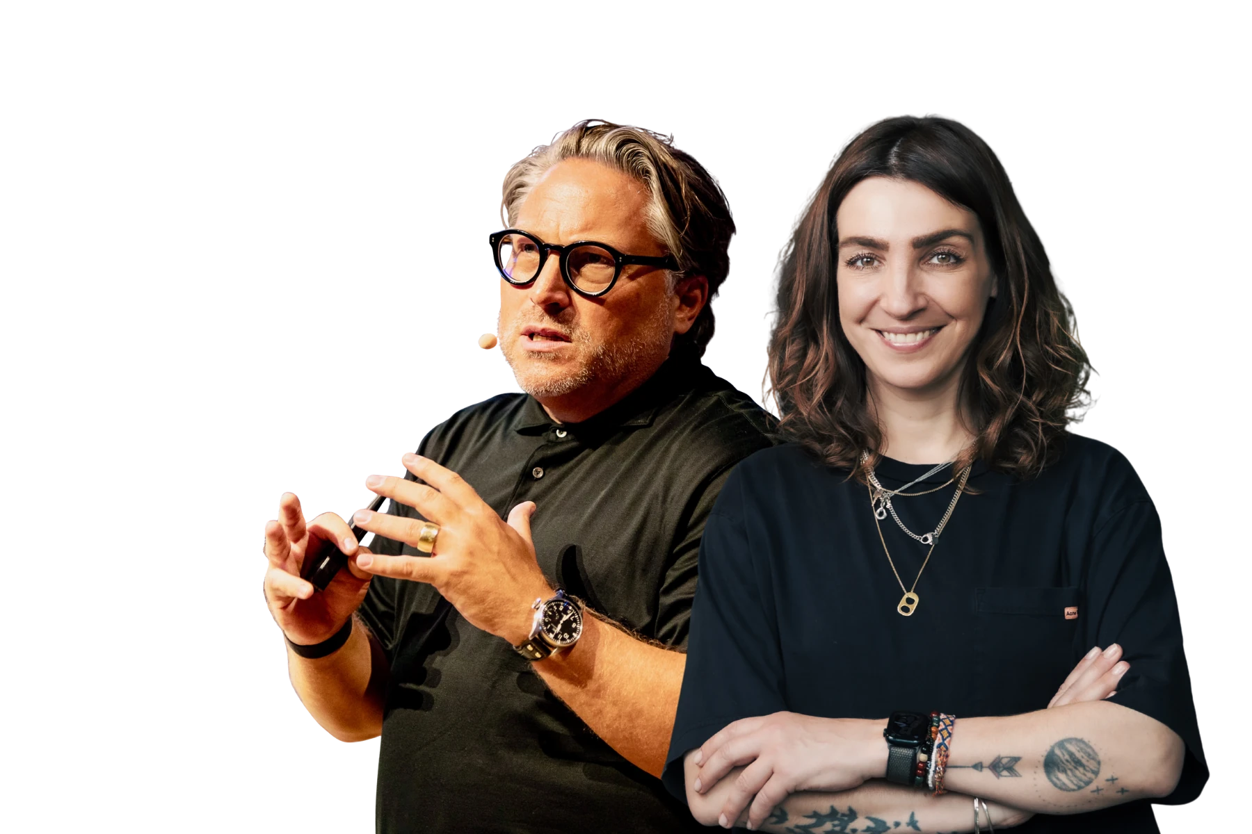 Stefan Wenzel mit markanter Brille gestikulierend in schwarzem Poloshirt und Karo Junker de Neui mit dunklen Haaren und verschränkten Armen in schwarzem Shirt vor weißem Hintergrund während des K5 COMMERCE CAST Jahres-Updates im Münchner K5 Studio.