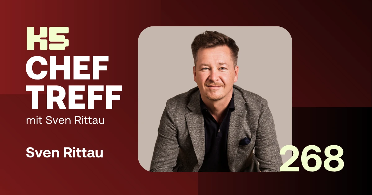 Podcast-Cover von K5 CHEF TREFF Episode 268 mit Sven Rittau, Host und Gr&uuml;nder, in grauem Sakko &uuml;ber schwarzem Hemd vor beigem Hintergrund. Links roter Bereich mit Podcast-Logo und Name, als Jahresr&uuml;ckblick 2025.