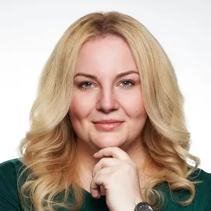 Portr&auml;t von Frederike Knop mit sanften Wellen, Hand am Kinn, gr&uuml;nes Oberteil vor wei&szlig;em Hintergrund