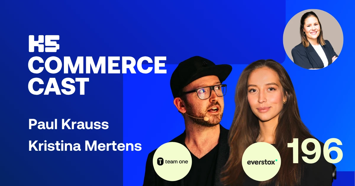 Podcast-Cover von K5 Commerce Cast Episode 196 mit Paul Krauss und Kristina Mertens vor blauem Hintergrund. Links das K5 Commerce Cast Logo, rechts die beiden G&auml;ste mit Logos von team one und everstox sowie Episodennummer 196. Gastgeberin Verena Lindner ist oben rechts als Portr&auml;t eingeblendet.