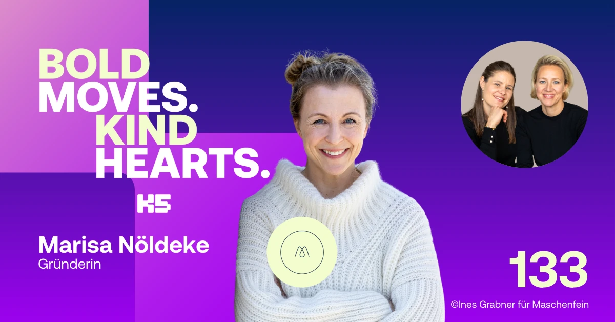 Podcast-Cover "Bold Moves. Kind Hearts." Episode 133 mit Marisa N&ouml;ldeke, Gr&uuml;nderin von Maschenfein. Marisa l&auml;chelt in einem wei&szlig;en Strickpullover vor lila Hintergrund. Oben rechts kreisrundes Bild der Hosts Verena Lindner und weiterer Person.