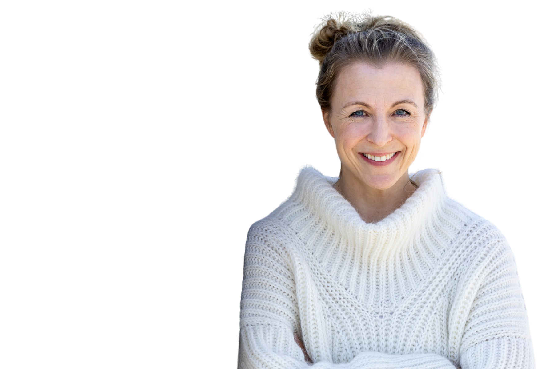 Freigestellte Porträtaufnahme von Marisa Nöldeke, Gründerin von Maschenfein. Sie trägt einen hellen Strickpullover, hat die Arme verschränkt und lächelt freundlich in die Kamera.