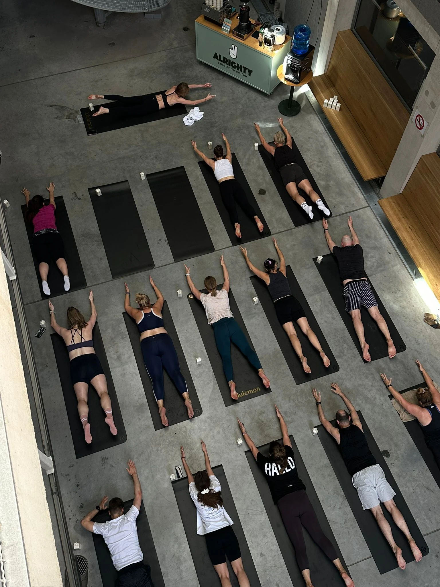 Blick von oben auf die Yoga-Matten und Teilnehmer des K5 Health and Connect Club beim gemeinsamen Training.