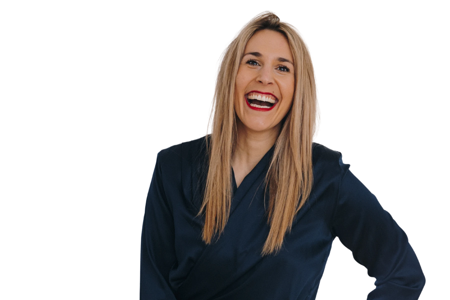 Freigestelltes Porträt von Aimie-Sarah Carstensen, Founder & CEO von ArtNight. Sie trägt eine dunkelblaue Bluse, lacht selbstbewusst und herzlich in die Kamera und steht vor einem komplett schwarzen Hintergrund.