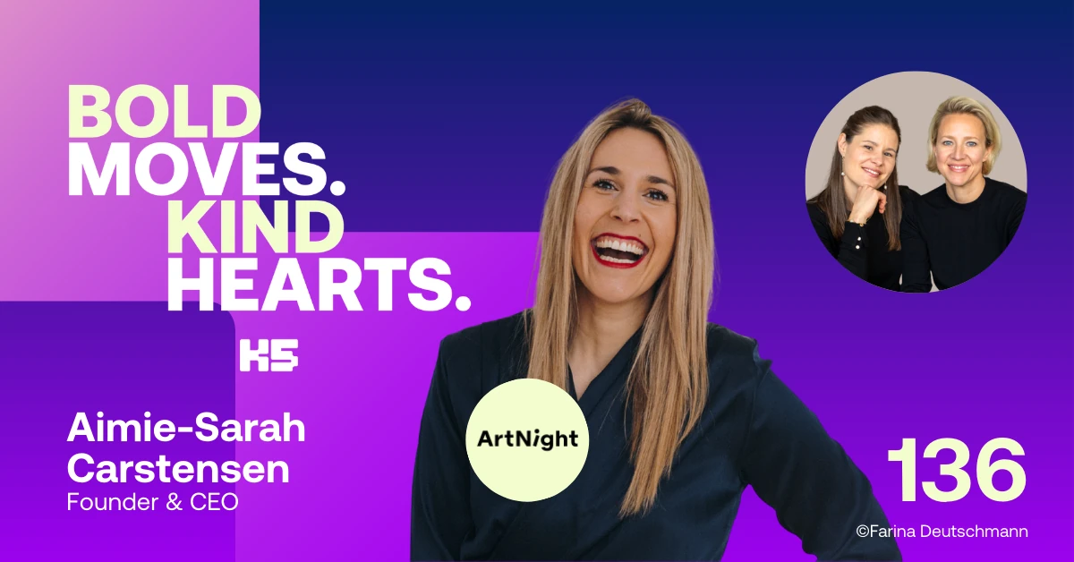 Podcast-Cover der "Bold Moves. Kind Hearts." Episode 136. Zu sehen ist Aimie-Sarah Carstensen, Gr&uuml;nderin und CEO von ArtNight, die herzlich in die Kamera lacht. Sie tr&auml;gt eine dunkelblaue Bluse. Vor dem lila-blauen Hintergrund sind zudem das K5- und ArtNight-Logo sowie ein rundes Bild der Hosts Verena Lindner und Kollegin platziert.