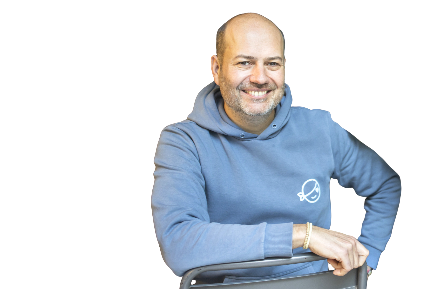 Freigestelltes Porträt von Till Weitendorf, CEO von Tiger Media. Er trägt einen blauen Kapuzenpullover mit dem Tigerbox-Logo, lehnt lässig an einer Stuhllehne und lächelt in die Kamera.
