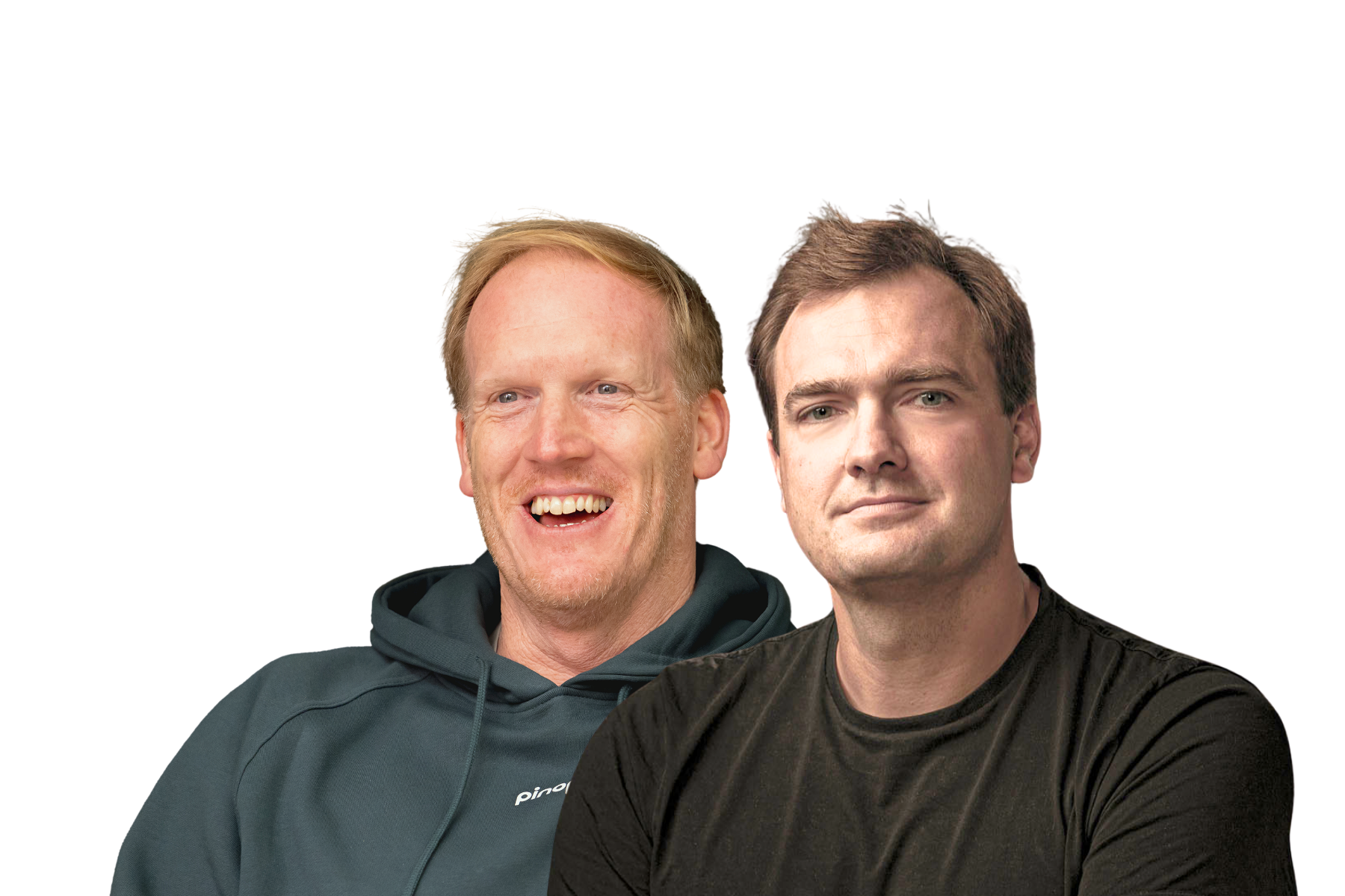 Freigestelltes Porträt von Johannes Altmann und Alexander Graf für den K5 Commerce Cast. Johannes Altmann (links) trägt einen grünen Hoodie und lacht, Alexander Graf (rechts) trägt ein schwarzes T-Shirt.