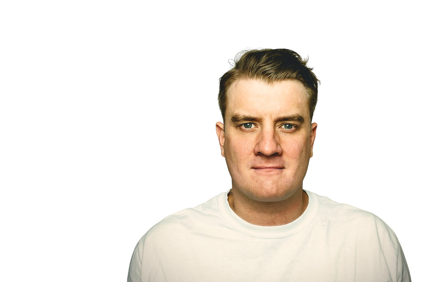 Freigestelltes Porträt von Jan Heipcke, Inhaber von Klar Seifen. Er trägt ein weißes T-Shirt und schaut direkt in die Kamera. Bildmaterial für K5 ChefTreff Episode 273.