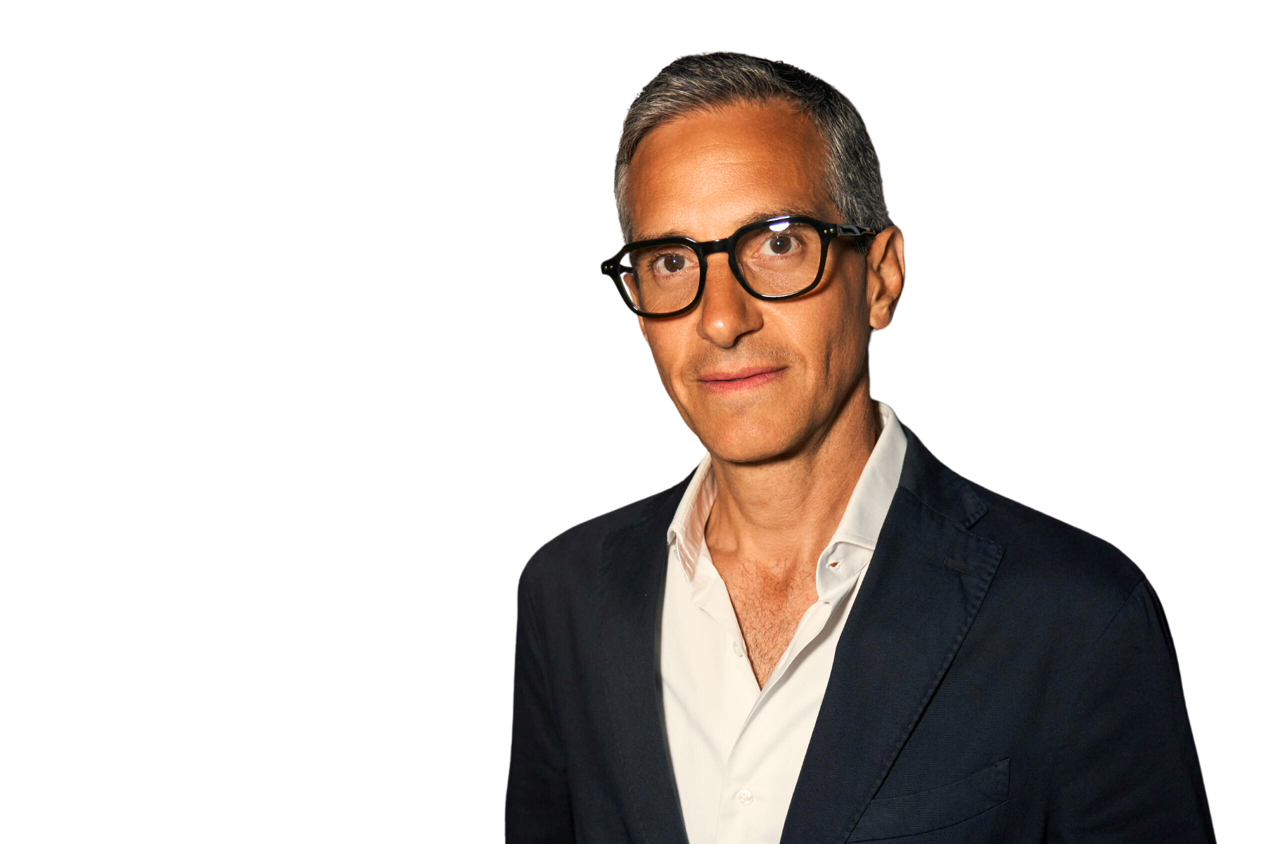 Freigestelltes Porträt von Markus Rech, CEO der LoQu Optical Group. Er trägt eine schwarze Brille, ein weißes Hemd und ein dunkles Sakko. Bildmaterial für K5 ChefTreff Episode 274.