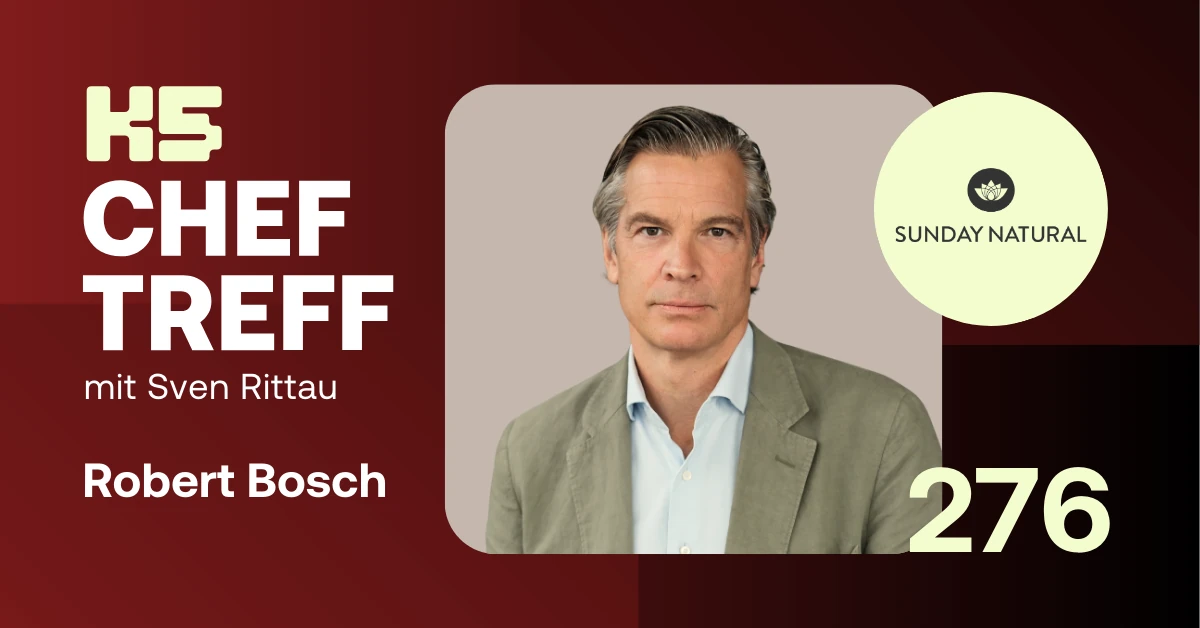 Podcast-Cover der K5 ChefTreff Episode 276. Zu sehen ist Gast Robert Bosch, Chief Commercial Officer von Sunday Natural, in einem hellgr&uuml;nen Sakko. Neben ihm das Logo von Sunday Natural in einem hellgelben Kreis auf dunkelrotem Hintergrund mit dem Titel "ChefTreff mit Sven Rittau" und der gelben Zahl 276.