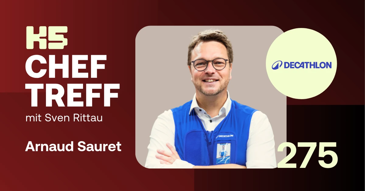 Podcast-Cover K5 ChefTreff Episode 275. Zu sehen ist Gast Arnaud Sauret (CEO Decathlon Deutschland) in der typischen blauen Decathlon-Mitarbeiterweste, l&auml;chelnd mit verschr&auml;nkten Armen. Daneben das Decathlon-Logo in einem hellgelben Kreis auf dunkelrotem Hintergrund. Titel: "ChefTreff mit Sven Rittau".