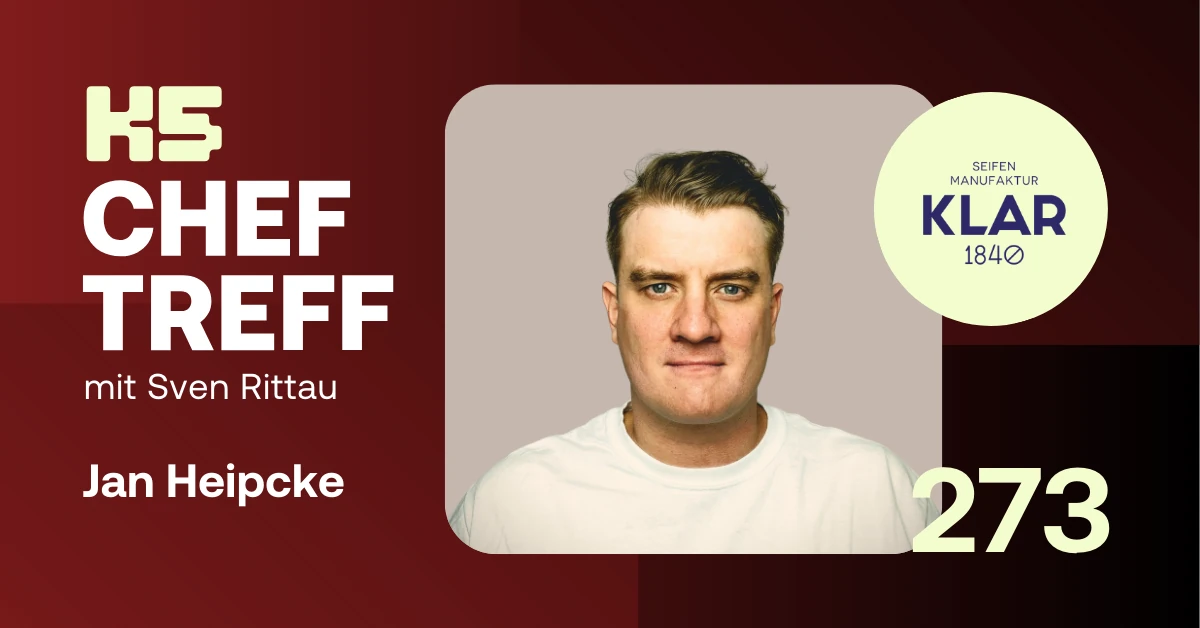 Podcast-Cover K5 ChefTreff Episode 273 mit Host Sven Rittau und Gast Jan Heipcke. Jan Heipcke, gesch&auml;ftsf&uuml;hrender Gesellschafter von Klar Seifen, ist zentral abgebildet. Rechts oben befindet sich das Logo der Seifenmanufaktur Klar 1840. Hintergrund in dunkelrot-bordeaux T&ouml;nen.