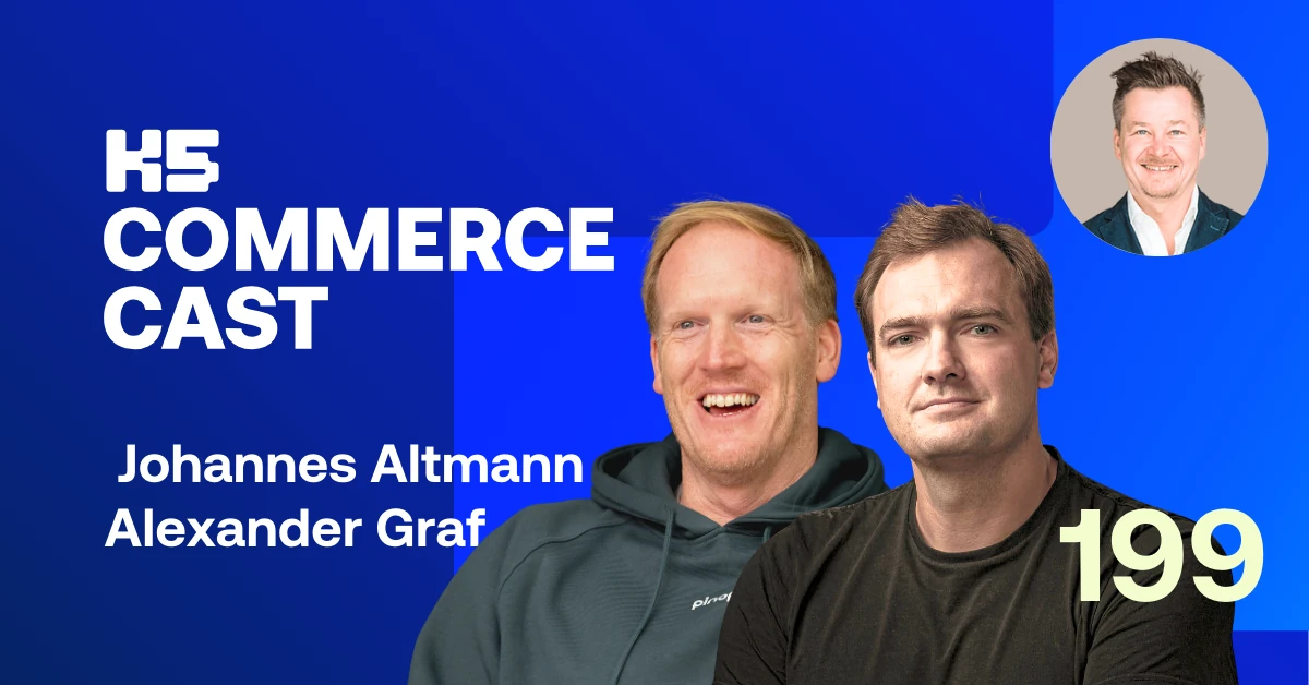 Podcast-Cover K5 Commerce Cast Episode 199. Die G&auml;ste Johannes Altmann (links im Hoodie) und Alexander Graf (rechts im T-Shirt) l&auml;cheln in die Kamera. Oben rechts ist Host Sven Rittau in einem Kreis abgebildet. Blauer Hintergrund mit wei&szlig;er Schrift.