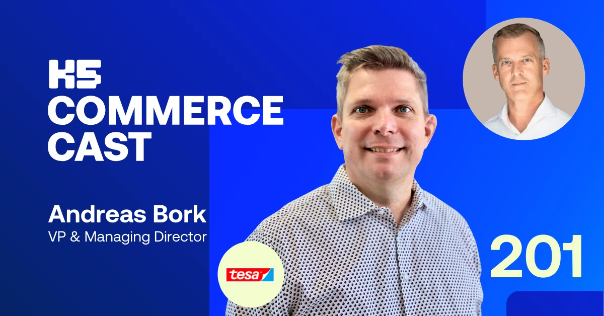Podcast-Cover der K5 Commerce Cast Episode 201. Zu sehen ist Gast Andreas Bork, VP & Managing Director bei tesa, in einem hellen, gemusterten Hemd. Oben rechts ist Host Erik Siekmann in einem Kreis abgebildet. Blauer Hintergrund mit dem rot-blauen tesa-Logo, dem Titel "K5 Commerce Cast" und der hellgelben Zahl 201.