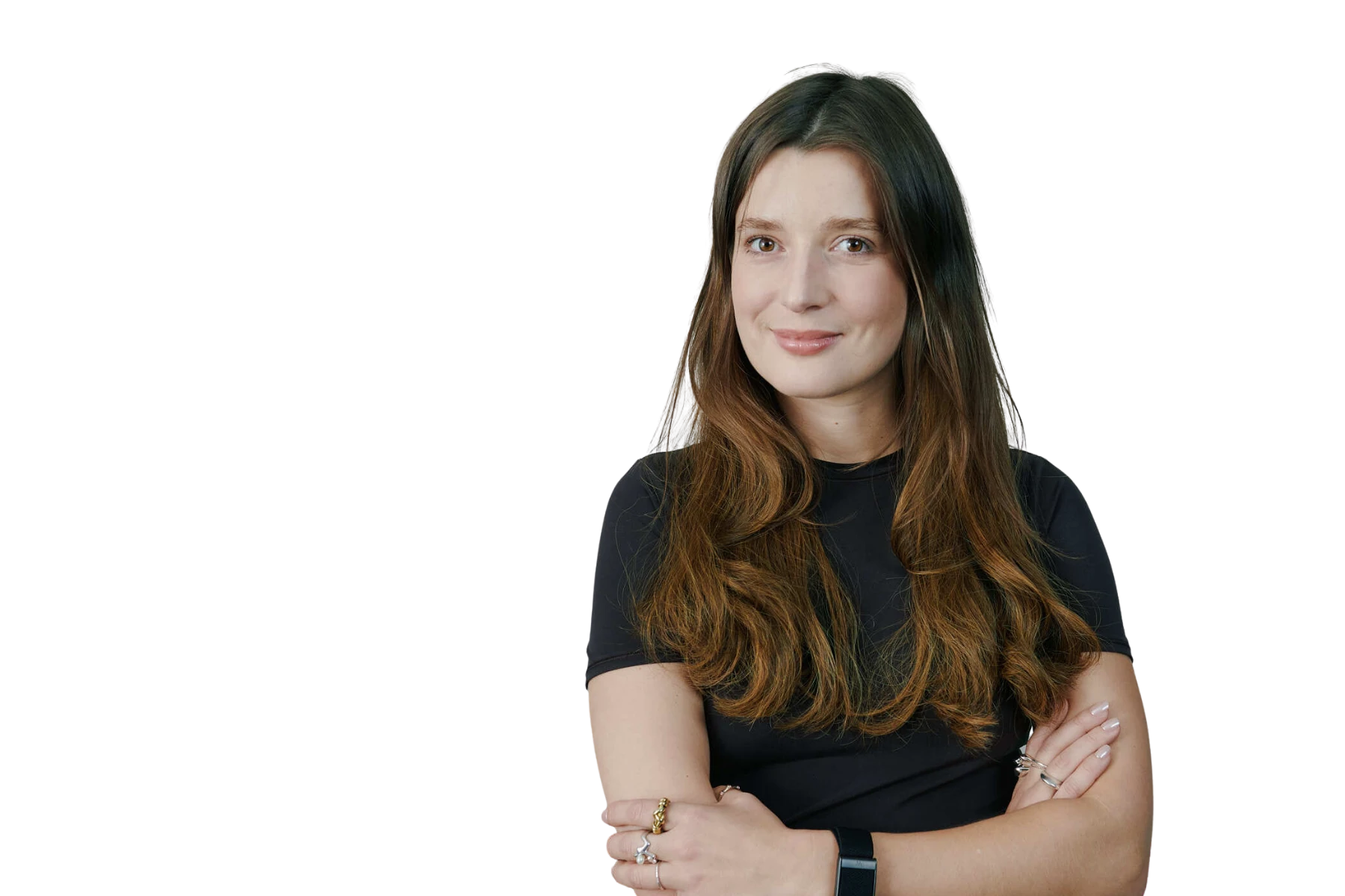 Freigestelltes Porträt von Lili Vogelsang, CEO & Co-Founder von fredie. Sie trägt ein schwarzes T-Shirt, hat lange braune Haare, die Arme verschränkt und lächelt freundlich in die Kamera. Der Hintergrund ist komplett weiß.
