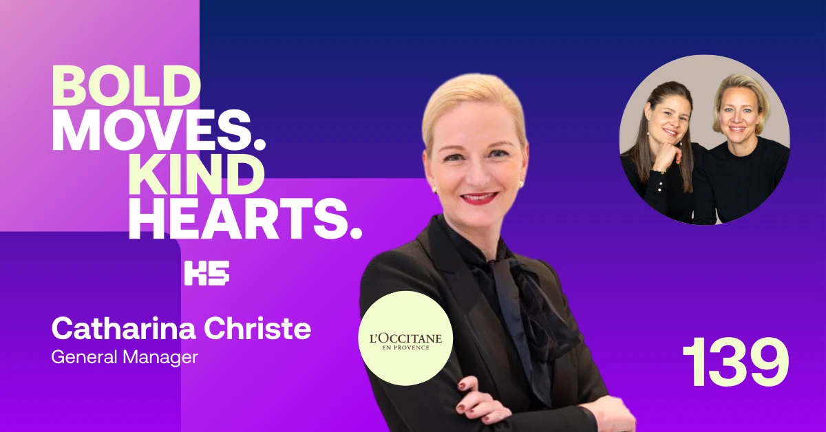 Podcast-Cover der "Bold Moves. Kind Hearts." Episode 139. Im Zentrum steht Catharina Christe, General Manager bei L'OCCITANE, in einem schwarzen Blazer mit verschr&auml;nkten Armen und einem L&auml;cheln. Der Hintergrund ist in einem leuchtenden Lila-Blau-Verlauf gehalten. Zu sehen sind das K5- und L'OCCITANE-Logo sowie ein rundes Bild der beiden Hosts.
