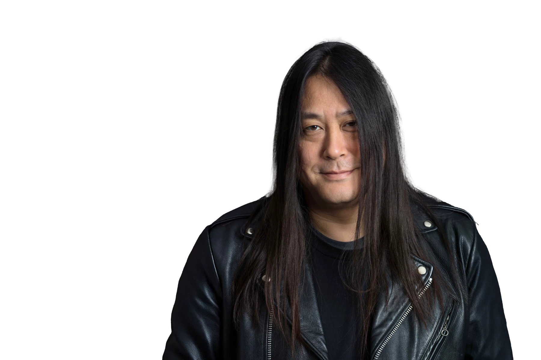 Freigestelltes Porträt von Kaiser Kuo. Er trägt eine schwarze Lederjacke über einem schwarzen Shirt, hat lange, glatte dunkle Haare und blickt mit einem leichten Lächeln direkt in die Kamera. Der Hintergrund ist komplett weiß.