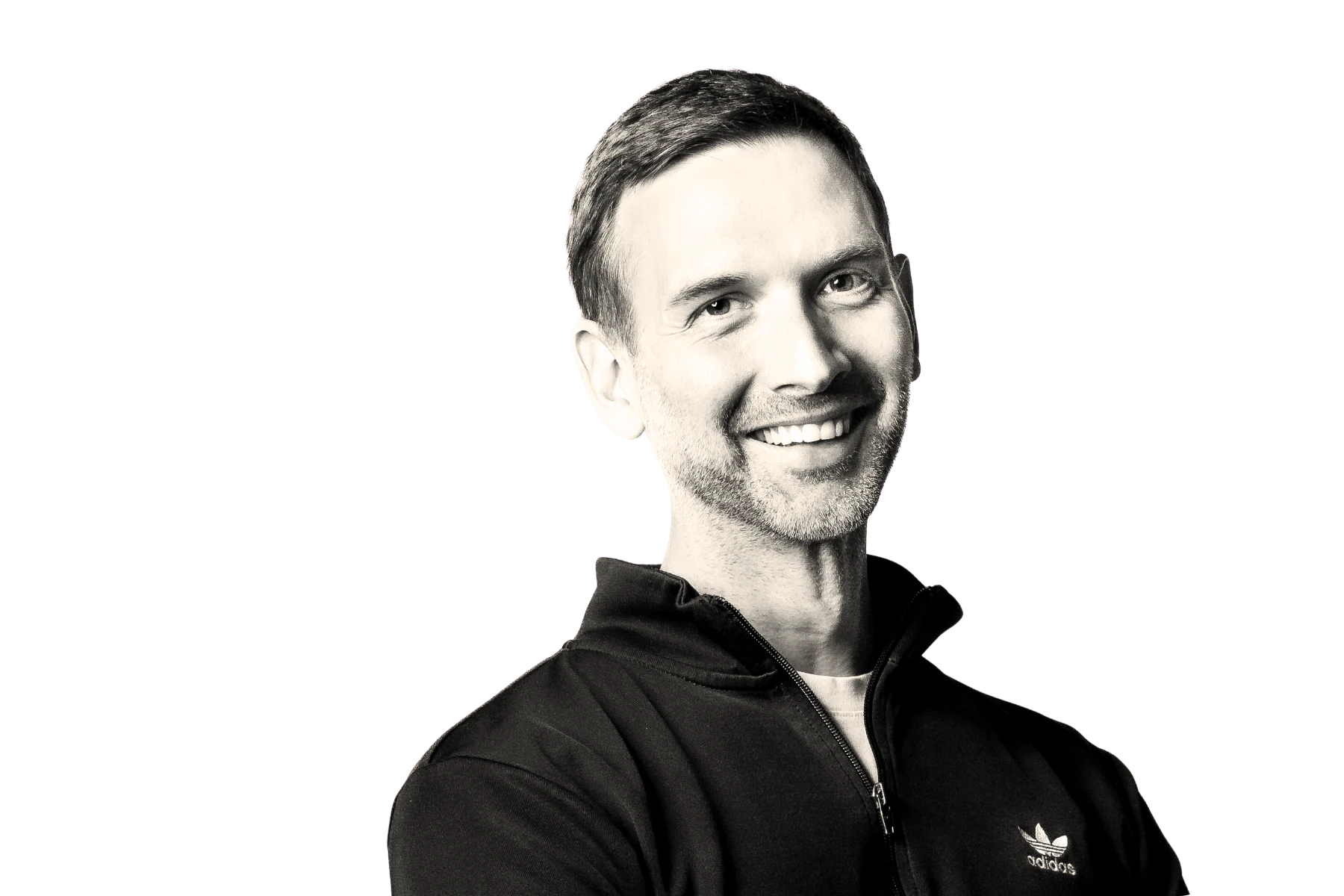 Schwarz-weißes, freigestelltes Porträt von Tobias Seemann, Chief Digital Officer bei adidas. Er lacht in die Kamera und trägt ein sportliches Oberteil mit dem adidas-Logo.