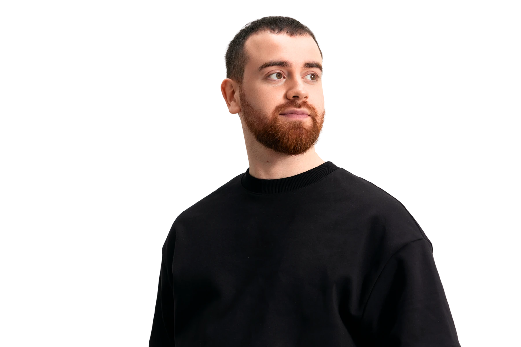 Freigestelltes Porträt von Cem Dogan, Gründer der Marke VEYNOU. Er trägt einen schwarzen Pullover, hat einen rötlichen Bart und blickt nachdenklich und fokussiert zur Seite. Der Hintergrund ist komplett weiß.