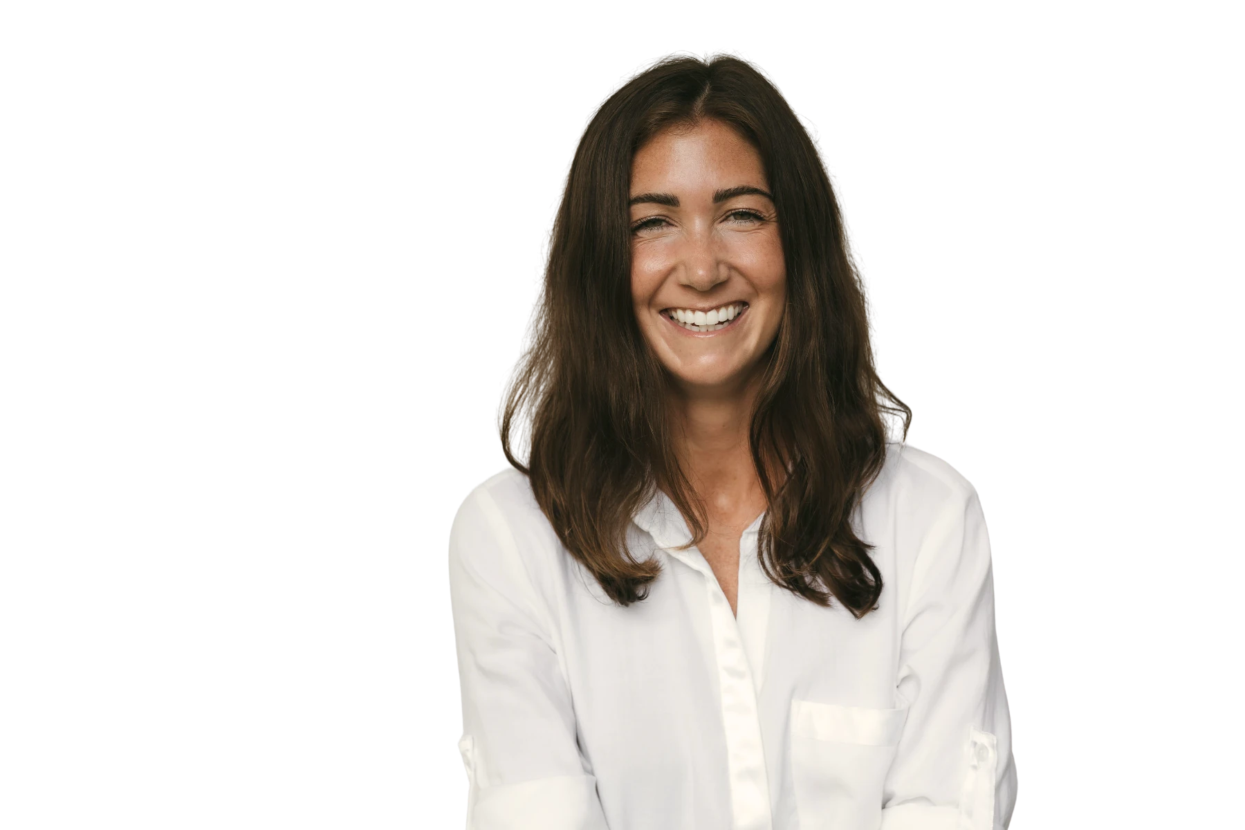 Freigestelltes Porträt von Olivia Plotnick, Gründerin der Agentur wai social. Sie trägt ein weißes Hemd, hat dunkelbraune Haare und lacht freundlich direkt in die Kamera. Der Hintergrund ist komplett weiß.