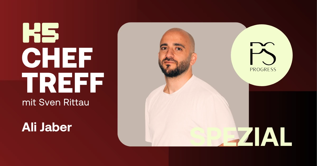 Podcast-Cover der K5 ChefTreff Spezialfolge. Zu sehen ist Gast Ali Jaber in einem hellen T-Shirt. Rechts daneben das Logo der Agentur "Progress" in einem hellgelben Kreis auf dunkelrotem Hintergrund. Titel: "ChefTreff mit Sven Rittau" und "SPEZIAL" in blassgelber Schrift.