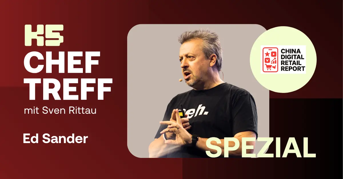 Coverbild f&uuml;r den Podcast &bdquo;K5 CHEF TREFF mit Sven Rittau&ldquo;. Links steht der Name des Gasts &bdquo;Ed Sander&ldquo;, w&auml;hrend rechts in einem Portr&auml;tfenster Ed Sander bei einem Vortrag auf einer B&uuml;hne zu sehen ist. Er tr&auml;gt ein schwarzes T-Shirt und ein Headset-Mikrofon. Ein eingeblendetes Logo oben rechts weist auf den &bdquo;China Digital Retail Report&ldquo; hin.
