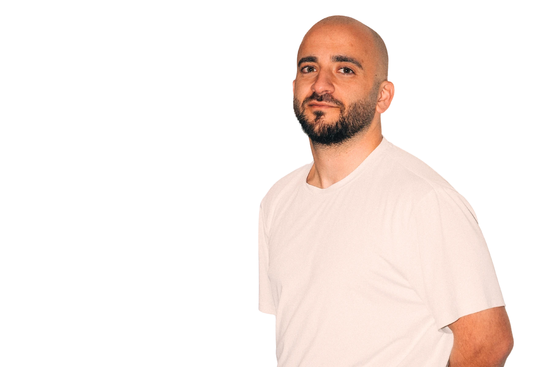 Freigestelltes Porträt von Ali Jaber. Er trägt ein helles T-Shirt, hat einen kurzen Bart und blickt direkt in die Kamera. Der Hintergrund ist komplett weiß.