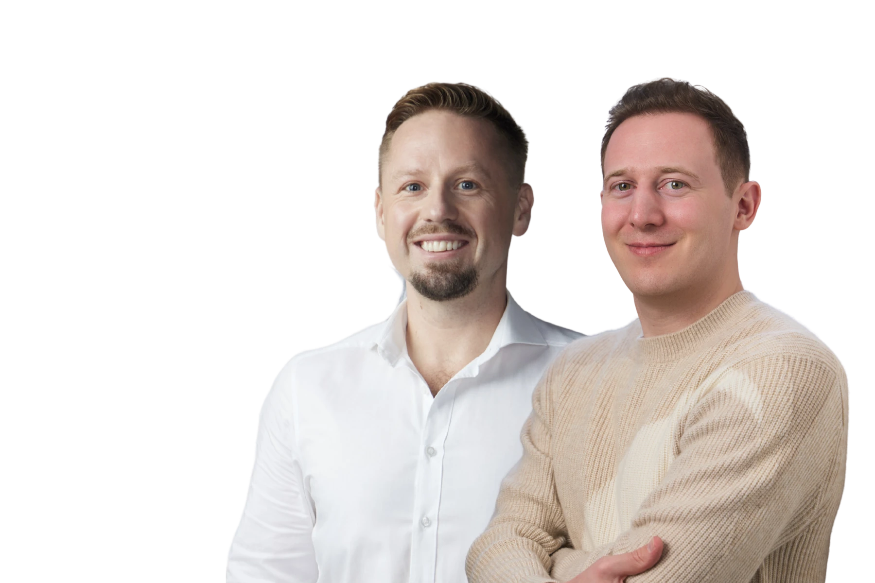 Freigestelltes Porträt von Thomas Derksen und Damian Maib. Thomas trägt ein weißes Hemd, Damian einen beigen Pullover mit verschränkten Armen. Beide lächeln freundlich in die Kamera. Der Hintergrund ist komplett weiß.