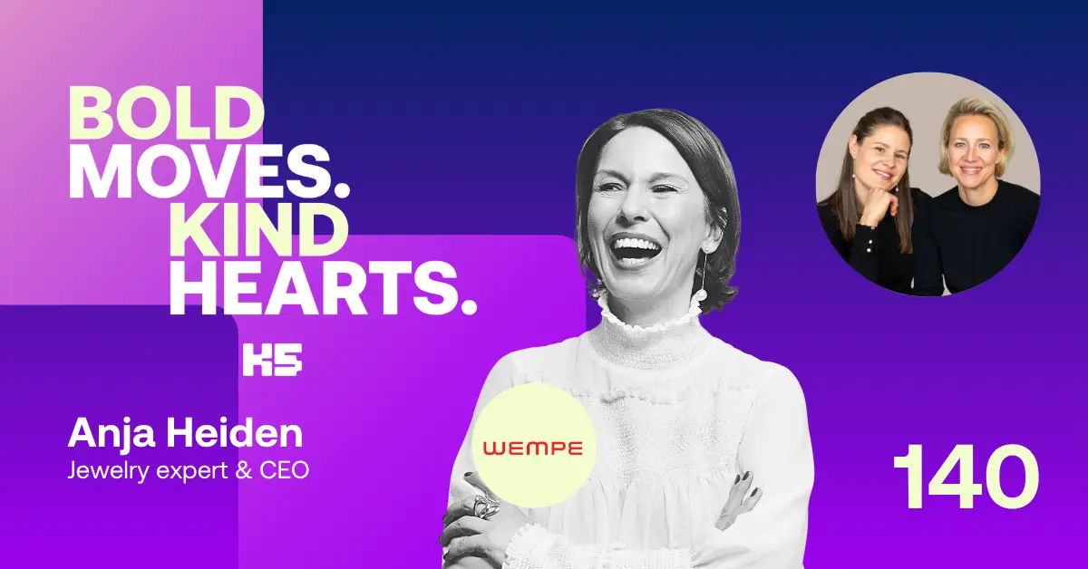 Podcast-Cover der "Bold Moves. Kind Hearts." Episode 140. Im Zentrum steht ein Schwarz-Wei&szlig;-Portr&auml;t von Anja Heiden (Jewelry expert & CEO bei Wempe), die mit verschr&auml;nkten Armen herzlich lacht. Der Hintergrund ist in einem leuchtenden Lila-Blau-Verlauf gehalten. Zu sehen sind das K5- und Wempe-Logo sowie ein rundes Bild der beiden Hosts Verena und Kollegin.