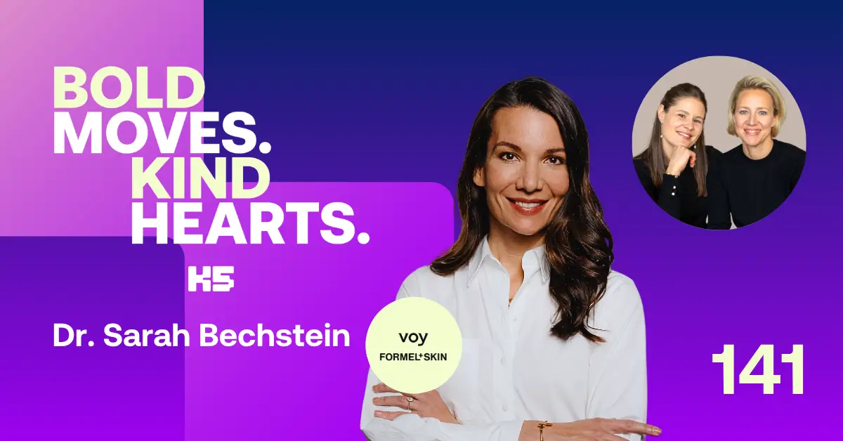 Podcast-Cover der "Bold Moves. Kind Hearts." Episode 141. Im Zentrum steht Dr. Sarah Bechstein, Mitgr&uuml;nderin von FORMEL Skin, in einer wei&szlig;en Bluse, die Arme verschr&auml;nkt und freundlich in die Kamera l&auml;chelnd. Der Hintergrund ist im typischen K5 Lila-Blau-Verlauf gehalten. Zu sehen sind das wei&szlig;e K5-Logo, das Logo von FORMEL Skin in einem hellgelben Kreis sowie ein rundes Bild der beiden Hosts.