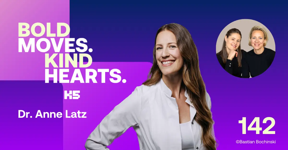 Podcast-Cover der "Bold Moves. Kind Hearts." Episode 142. Im Zentrum steht Dr. Anne Latz, &Auml;rztin und Gr&uuml;nderin von Hello Inside, in einem wei&szlig;en Kittel, l&auml;chelnd mit langem braunem Haar. Der Hintergrund ist lila-blau verlaufend mit dem K5-Logo. Oben rechts ein rundes Portr&auml;t der Hosts Verena Lindner und Kollegin. Unten rechts steht die Episodennummer 142 sowie das Copyright &copy;Bastian Bochinski.