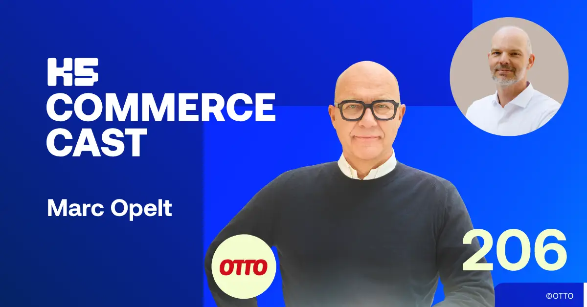 Podcast-Cover der K5 Commerce Cast Episode 206. Im Zentrum blickt Gast Marc Opelt (ehem. CEO von Otto) mit einer markanten schwarzen Brille und dunkelblauem Pullover direkt in die Kamera. Darunter ist das rote Otto-Logo in einem hellgelben Kreis platziert. Oben rechts befindet sich Host Marcel Brind&ouml;pke in einem runden Ausschnitt. Der Hintergrund ist im typischen K5-Blau gehalten, erg&auml;nzt durch den wei&szlig;en Titel "K5 COMMERCE CAST", den Namen "Marc Opelt" und die gro&szlig;e, blassgelbe Zahl 206.