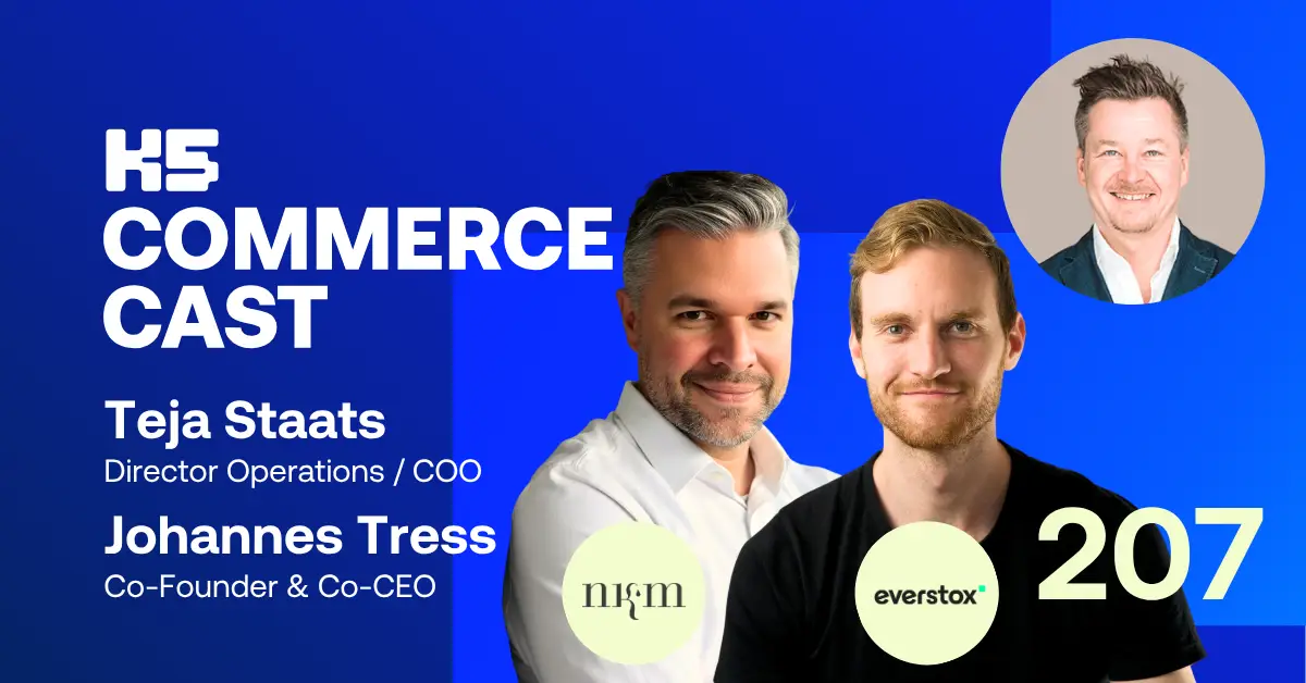 Podcast-Cover der K5 Commerce Cast Episode 207. Zu sehen sind die G&auml;ste Teja Staats in einem wei&szlig;en Hemd und Johannes Tress in einem schwarzen T-Shirt. Oben rechts ist Host Sven Rittau in einem runden Ausschnitt abgebildet. Neben den Portr&auml;ts befinden sich die Logos der Marken nkm und everstox auf dem markanten blauen K5-Hintergrund, erg&auml;nzt durch die gro&szlig;e Episodennummer 207 in Hellgelb.