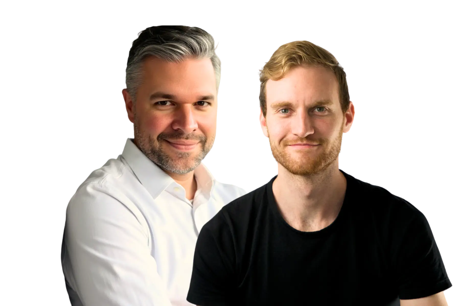 Freigestelltes Porträt von Teja Staats (links) in einem weißen Hemd und Johannes Tress (rechts) in einem schwarzen T-Shirt. Beide blicken mit einem leichten Lächeln direkt in die Kamera vor einem rein weißen Hintergrund.
