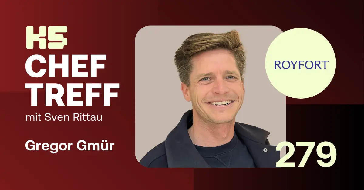 Podcast-Cover der K5 ChefTreff Episode 279. Zu sehen ist Gast Gregor Gm&uuml;r, Co-Founder von Royfort, der freundlich l&auml;chelt und eine dunkle Jacke tr&auml;gt. Rechts neben ihm befindet sich das blaue "ROYFORT" Logo in einem hellgelben Kreis auf dunkelrotem Hintergrund. Linke Seite: Der wei&szlig;e und blassgelbe Text "K5 CHEF TREFF mit Sven Rittau", "Gregor Gm&uuml;r" und die gro&szlig;e Zahl "279".