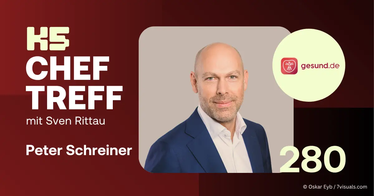 Podcast-Cover der K5 ChefTreff Episode 280. Zu sehen ist Gast Peter Schreiner in einem blauen Sakko und wei&szlig;em Hemd. Rechts daneben das Logo von gesund.de in einem hellgelben Kreis auf dunkelrotem Hintergrund. Titel: "K5 CHEF TREFF mit Sven Rittau" und die gelbe Zahl 280, unten rechts ein Copyright-Vermerk "&copy; Oskar Eyb / 7visuals.com".