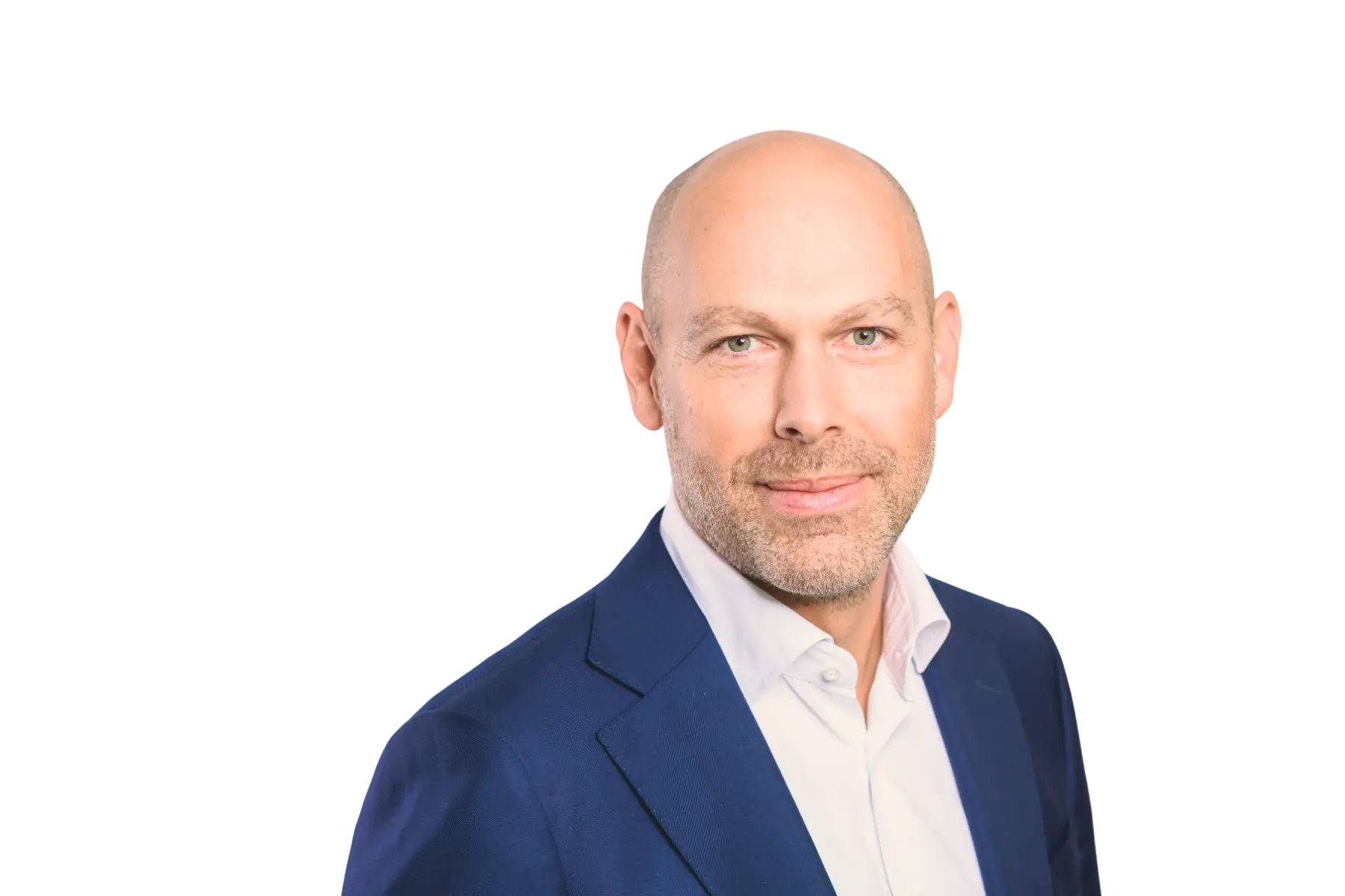 Freigestelltes Porträt von Peter Schreiner, Vorsitzender der Geschäftsführung von gesund.de. Er hat einen kahlgeschorenen Kopf, leichten Bartwuchs, trägt ein blaues Sakko über einem weißen Hemd und blickt mit einem leichten Lächeln direkt in die Kamera. Der Hintergrund ist komplett weiß.