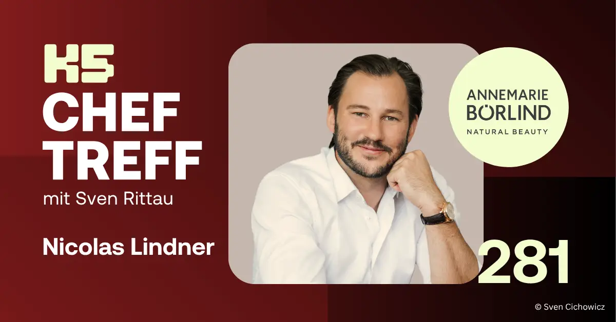 Podcast-Cover der K5 ChefTreff Episode 281. Zu sehen ist Gast Nicolas Lindner, gesch&auml;ftsf&uuml;hrender Gesellschafter der B&ouml;rlind GmbH, in einem wei&szlig;en Hemd. Rechts daneben das Logo von "ANNEMARIE B&Ouml;RLIND NATURAL BEAUTY" in einem hellgelben Kreis auf dunkelrotem Hintergrund. Titel: "K5 CHEF TREFF mit Sven Rittau" und die gro&szlig;e, blassgelbe Zahl 281.