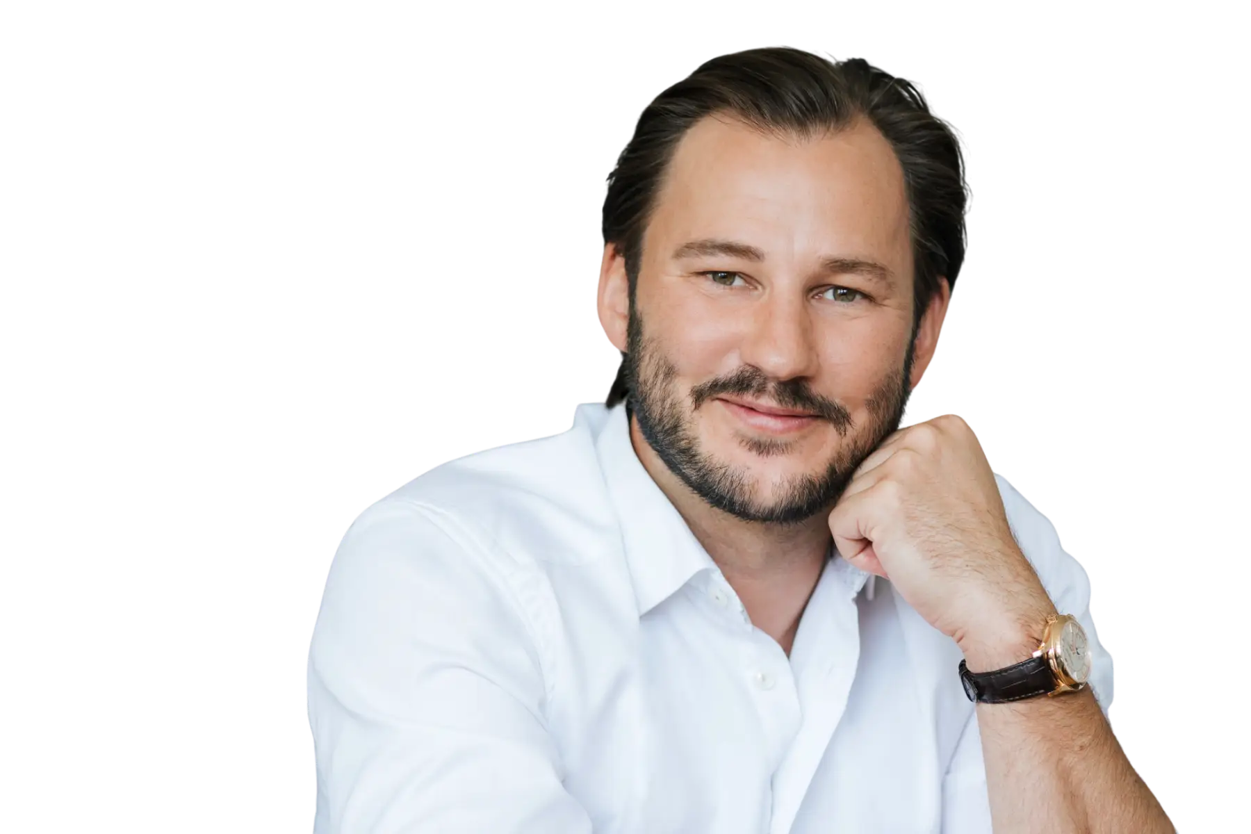 Freigestelltes Porträt von Nicolas Lindner, geschäftsführender Gesellschafter der Börlind GmbH. Er trägt ein weißes Hemd, hat einen gepflegten Bart und stützt den Kopf leicht auf die Hand, an der eine edle Armbanduhr zu sehen ist. Er lächelt freundlich in die Kamera. Der Hintergrund ist komplett freigestellt.