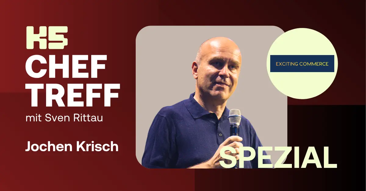 Podcast-Cover der K5 ChefTreff Spezialfolge mit Jochen Krisch. Er h&auml;lt ein Mikrofon und spricht gestikulierend. Rechts oben das Logo von 'MORE Exciting Commerce' in einem hellgelben Kreis auf dunkelrotem Hintergrund. Titel: 'K5 CHEF TREFF mit Sven Rittau', 'Jochen Krisch' und das Wort 'SPEZIAL' in blassgelber Schrift.