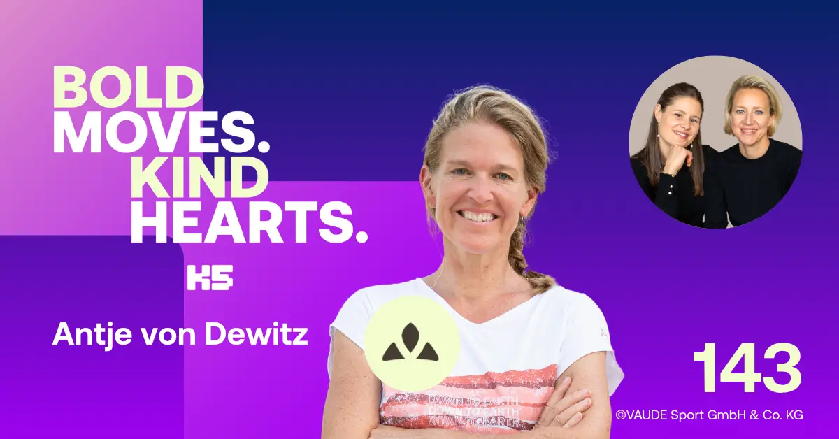 Podcast-Cover der "Bold Moves. Kind Hearts." Episode 143. Im Zentrum steht Antje von Dewitz, Gesch&auml;ftsf&uuml;hrerin von VAUDE, l&auml;chelnd in einem wei&szlig;en T-Shirt mit verschr&auml;nkten Armen. Der Hintergrund ist violett-blau verlaufend mit dem K5-Logo. Oben rechts ein rundes Portr&auml;t der Hosts. Unten rechts steht die Episodennummer 143 sowie der Copyright-Hinweis &copy;VAUDE Sport GmbH & Co. KG.