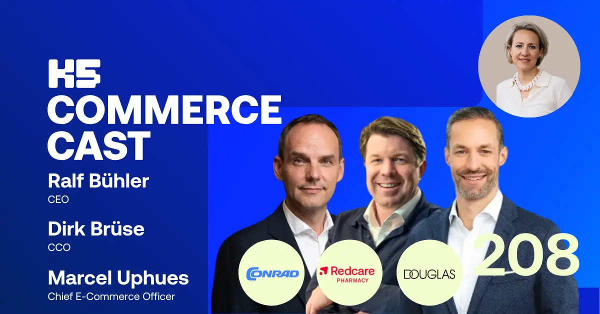 Podcast-Cover der K5 Commerce Cast Episode 208. Zu sehen sind die G&auml;ste Ralf B&uuml;hler (CEO Conrad), Dirk Br&uuml;se (CCO Redcare Pharmacy) und Marcel Uphues (Chief E-Commerce Officer Douglas) vor einem blauen Hintergrund. Oben rechts ist Host Verena Schl&uuml;pmann in einem runden Ausschnitt abgebildet. Darunter befinden sich die Logos von Conrad, Redcare Pharmacy und Douglas sowie die gro&szlig;e Episodennummer 208.
