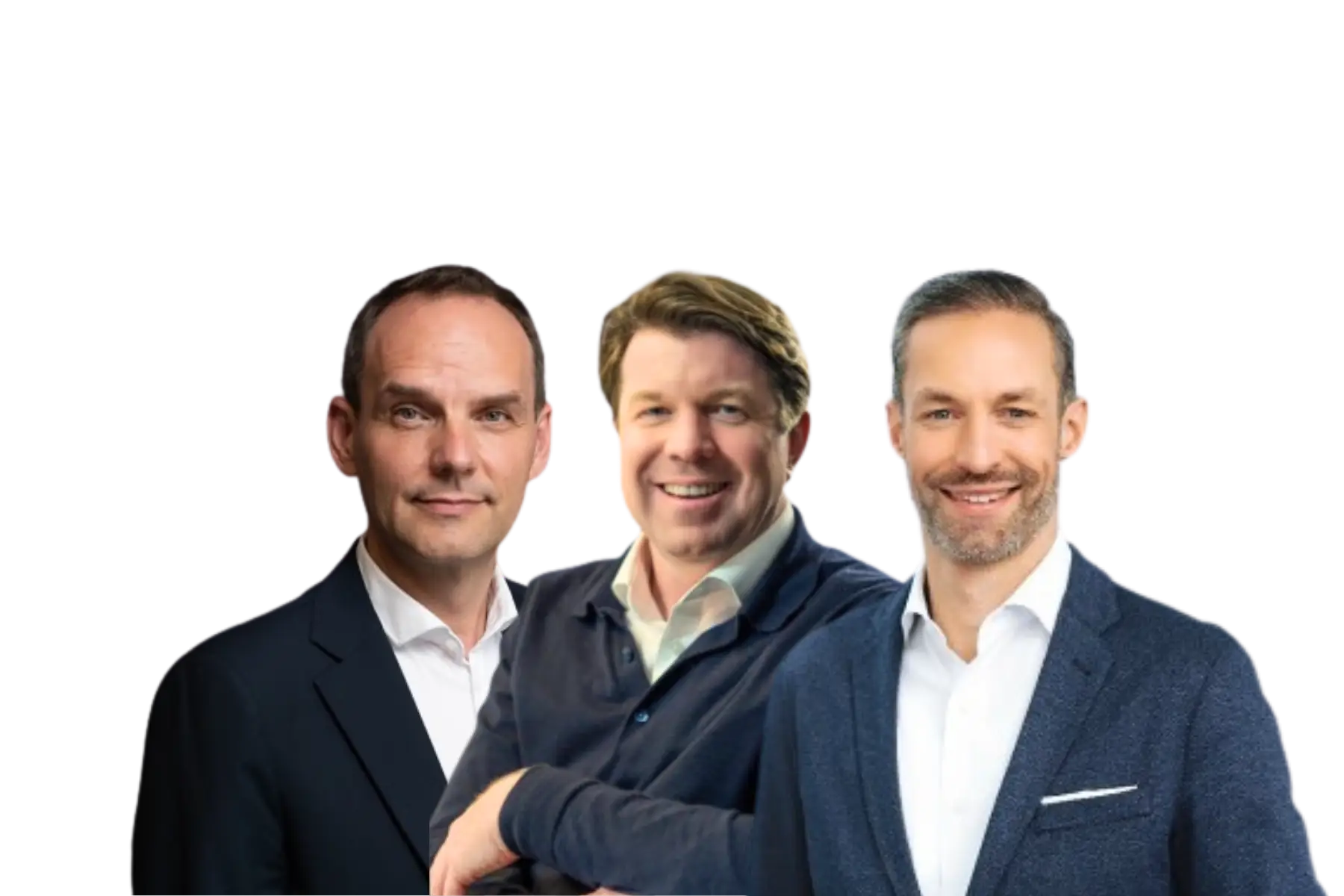 Freigestelltes Porträt der drei E-Commerce-Experten Ralf Bühler (links), Dirk Brüse (Mitte) und Marcel Uphues (rechts). Die drei Führungskräfte blicken lächelnd in die Kamera vor einem rein weißen Hintergrund.