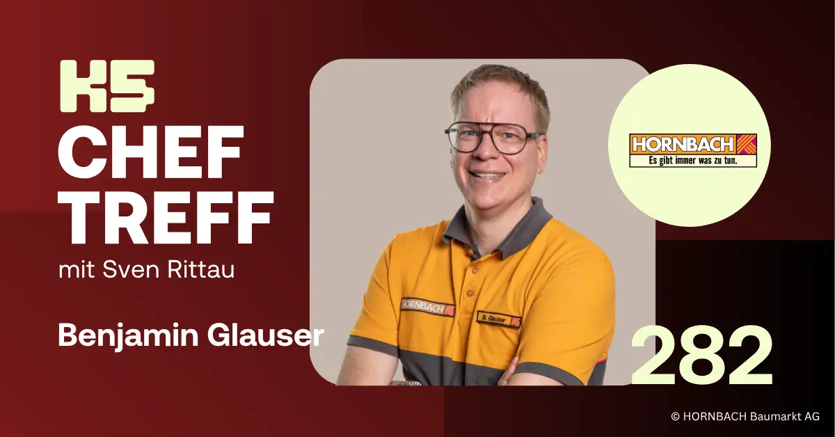Podcast-Cover der K5 ChefTreff Episode 282 mit Benjamin Glauser. Er tr&auml;gt das charakteristische gelb-graue HORNBACH-Poloshirt und eine Brille. Rechts daneben das Hornbach-Logo mit dem Claim &bdquo;Es gibt immer was zu tun.&ldquo; in einem hellgelben Kreis. Titel: &bdquo;K5 CHEF TREFF mit Sven Rittau&ldquo;, &bdquo;Benjamin Glauser&ldquo; und die Episodennummer 282.