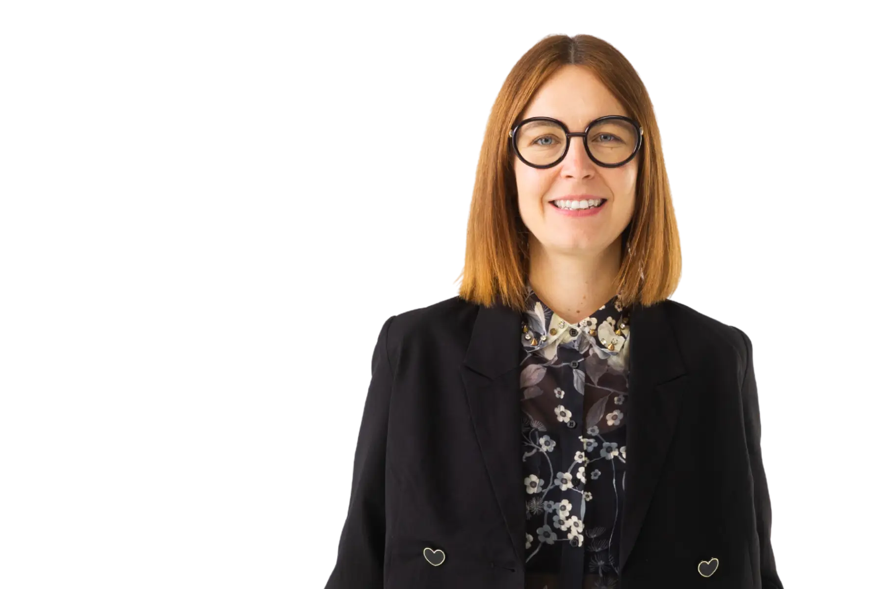 Porträt-Freisteller von Carina Hödl, Geschäftsführerin von niceshops, lächelnd in einem schwarzen Blazer vor weißem Hintergrund.